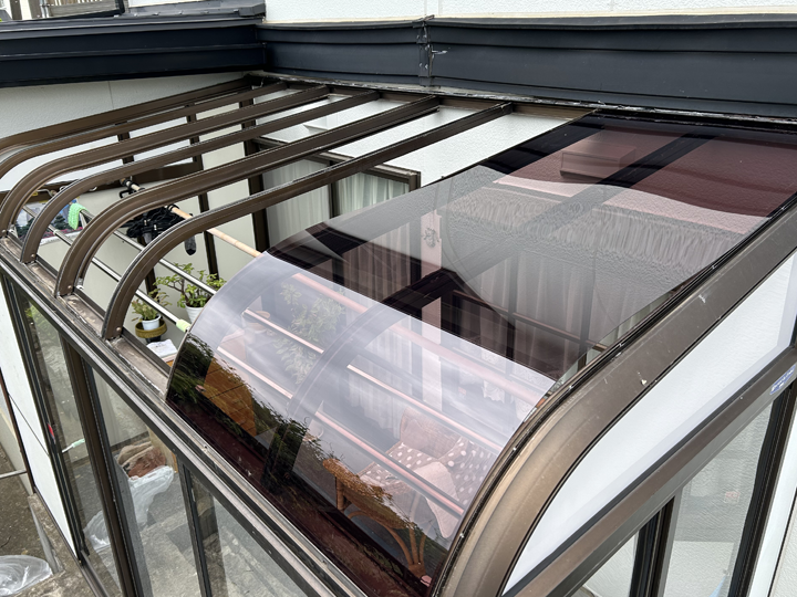 サンルームの屋根のパネル交換の様子