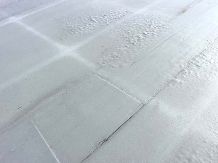 劣化が進み膨れや色褪せなどが目立ってきたシート防水