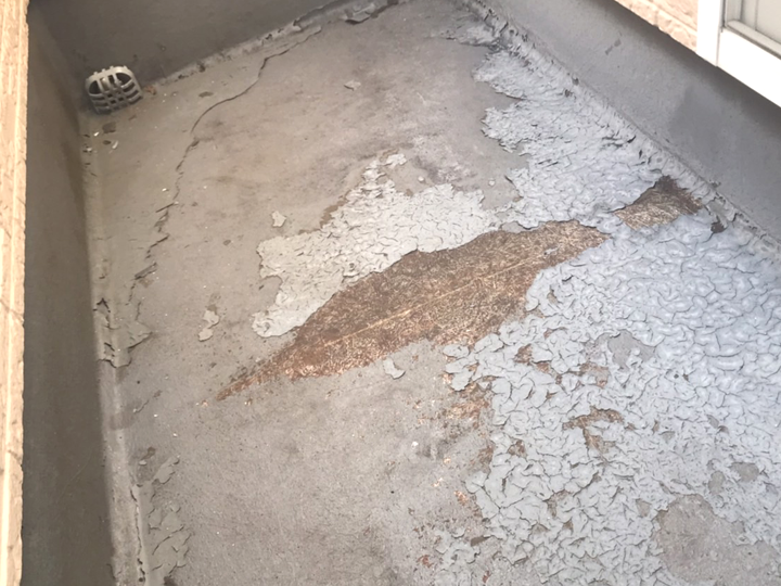 トップコートが劣化し、下地が露出した状態のベランダ