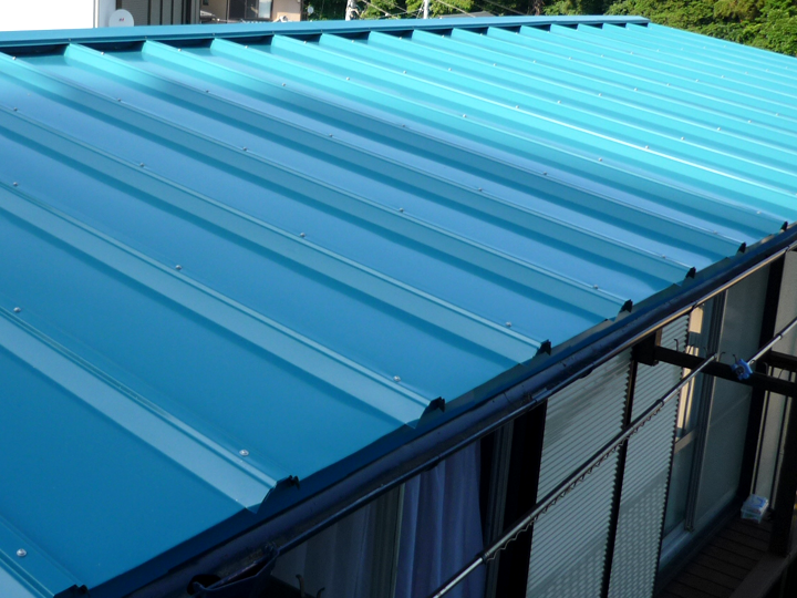 金属屋根は雨音が響きやすく、高温になりやすいというデメリットがある