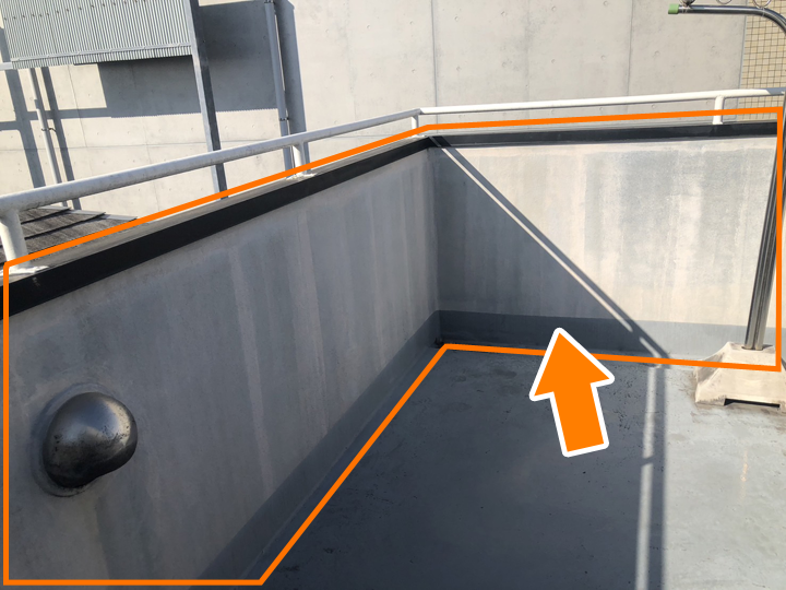 パラペットとは、屋上やバルコニーの外周部分に設けられる立ち上がりの壁のことを指します