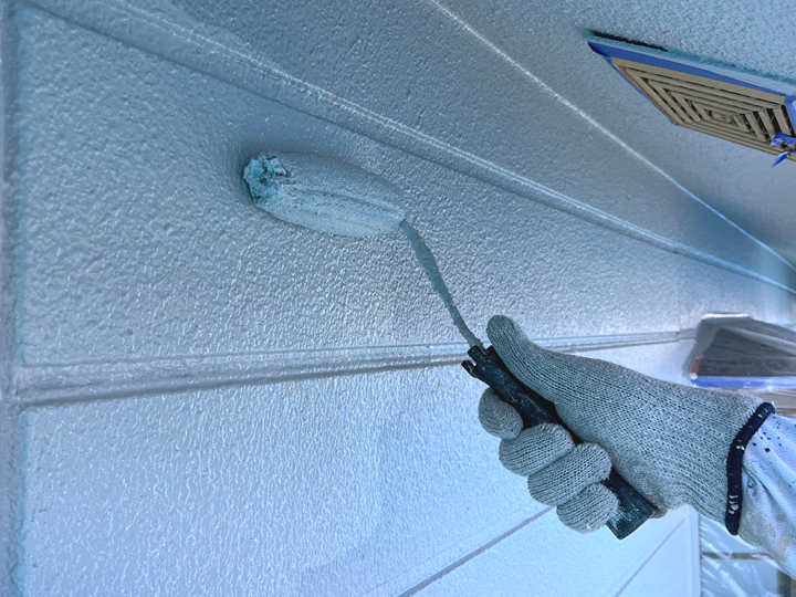 エスケープレミアムシリコンを使った外壁塗装の様子