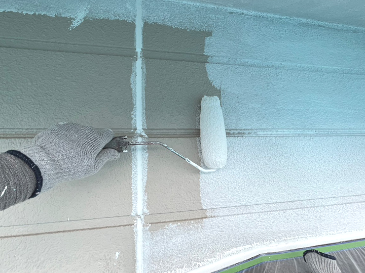 エスケープレミアムシリコンを使った外壁塗装の様子