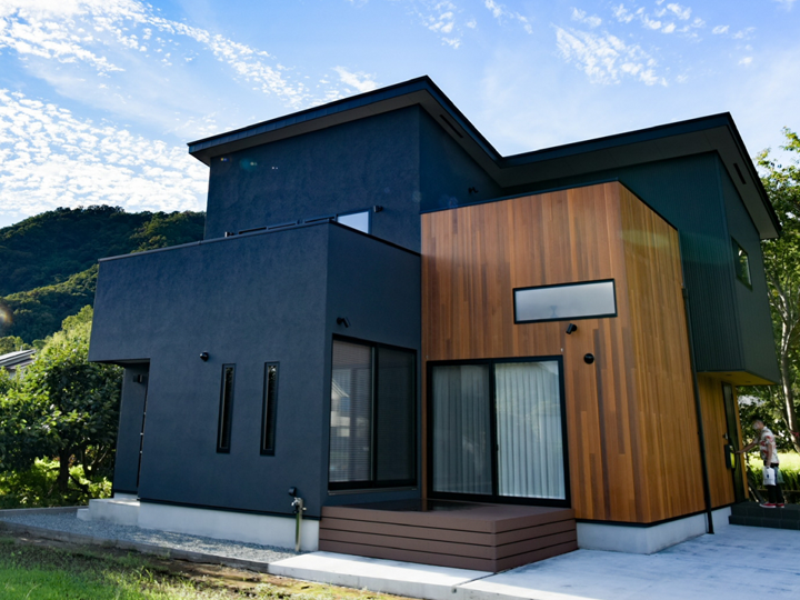 ブラック・ネイビーなどの暗めカラー×木目調で高級感と個性を演出