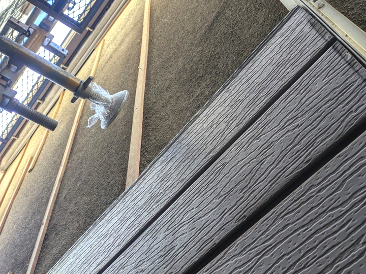 モルタル外壁のカバー工法の様子