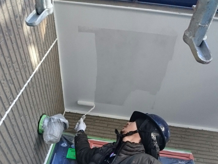 軒天塗装の様子