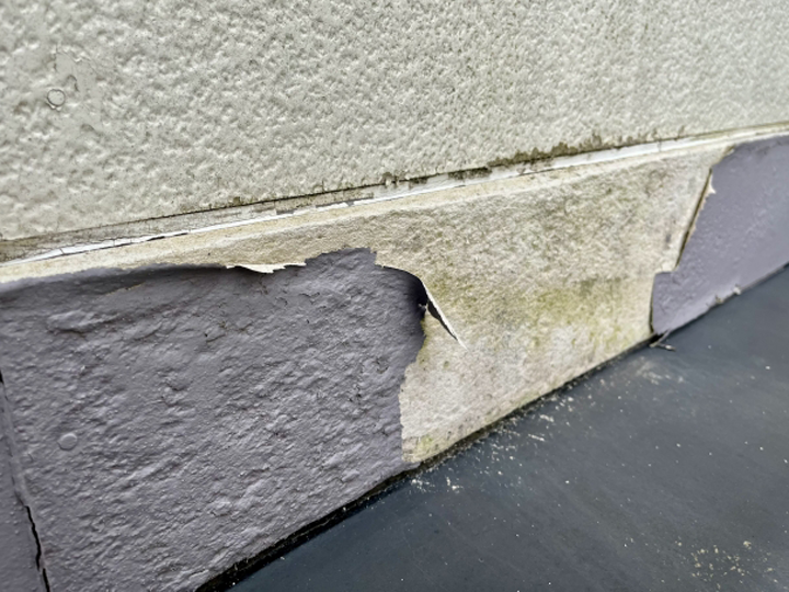 塗膜が剥がれたサイディング