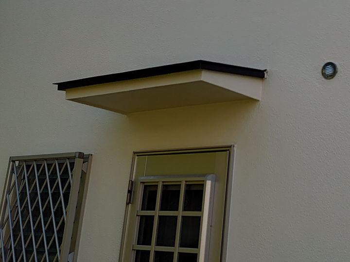 霧よけ庇にはサッシや外壁の劣化を抑える効果がある
