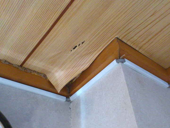 雨漏りで天井のクロスが剥がれている様子