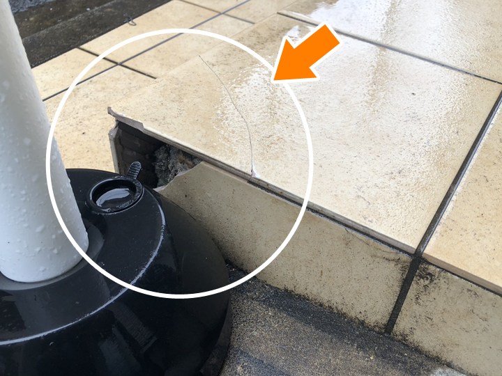 ひび割れた玄関タイル