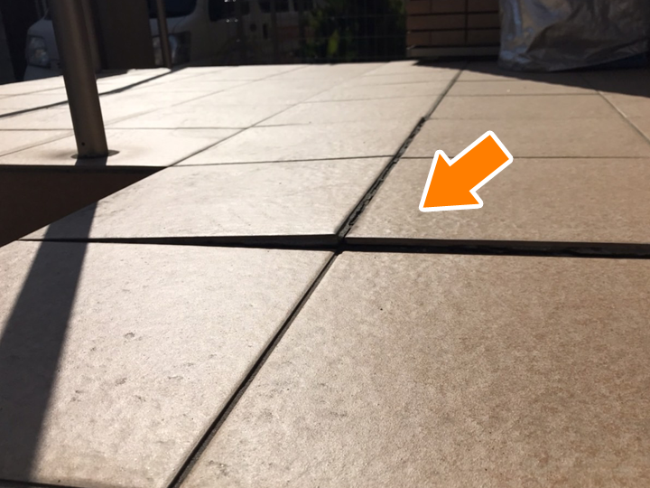 浮いた玄関タイル