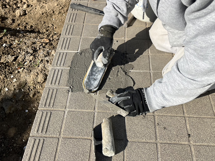 玄関タイル補修工事の様子