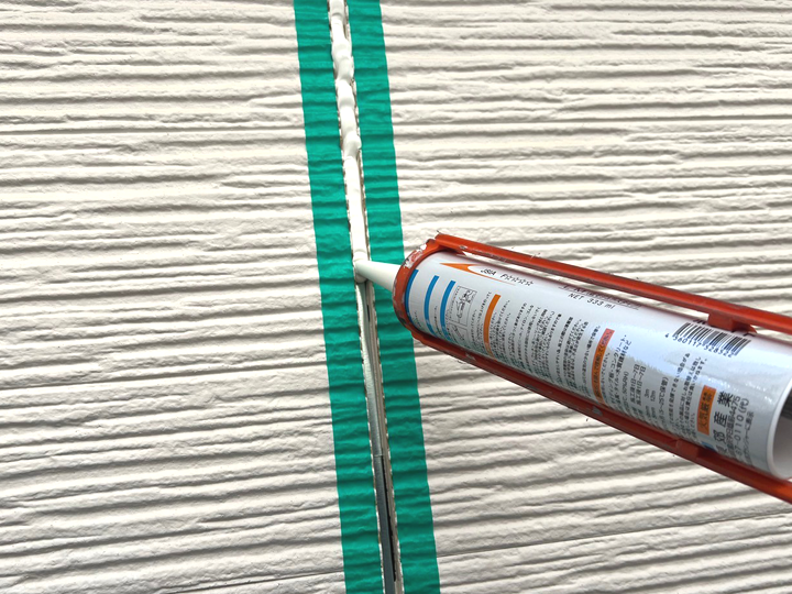 サイディングのシーリング打ち替え工事の様子