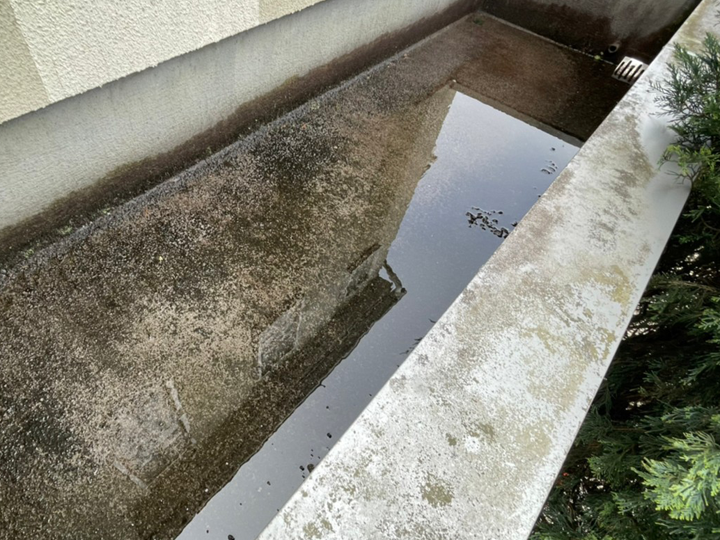 ベランダの水たまり、放置は危険！？雨漏りを防ぐための点検ポイント