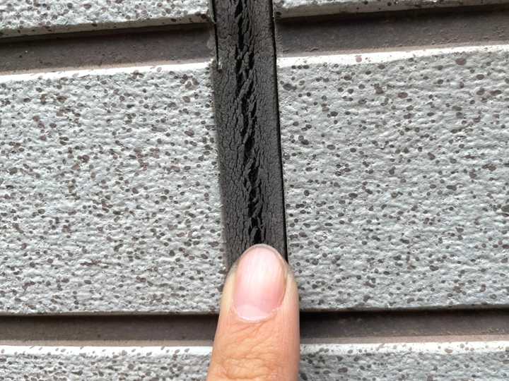 目地のシーリングが劣化してひび割れた所から雨水が浸入する可能性があります
