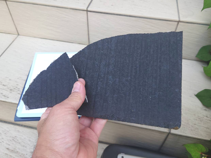 敷地内に落ちていた屋根材の欠片