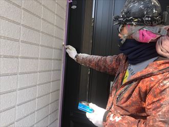 外壁塗装工事にてシーリング増し打ちのプライマー塗布