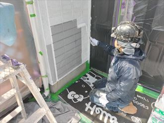 外壁塗装工事にて下塗りの様子