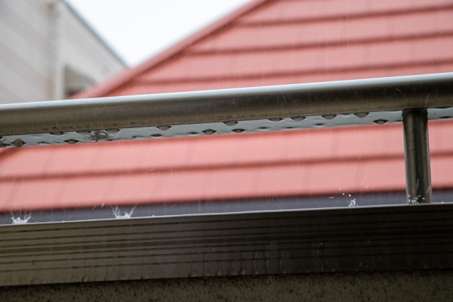 ベランダの手すりは、日常的に雨や風、紫外線にさらされているため、時間の経過とともに少しずつ劣化が進んでいきます
