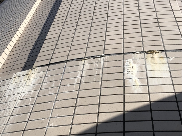 タイル自体はメンテナンスフリーでも、目地のシーリングの劣化などの影響を受けるので注意が必要です