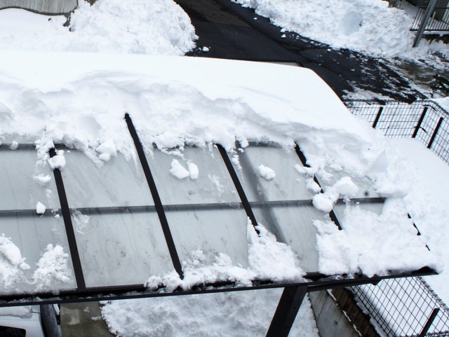 雪が積もったカーポートの屋根