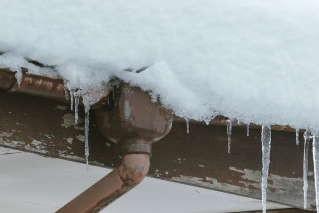 雪が積もった雨樋