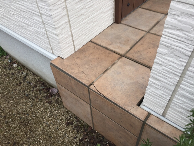 ひび割れた玄関のタイル