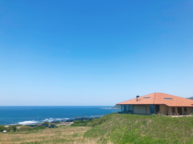 海辺に建てられた別荘のイメージ