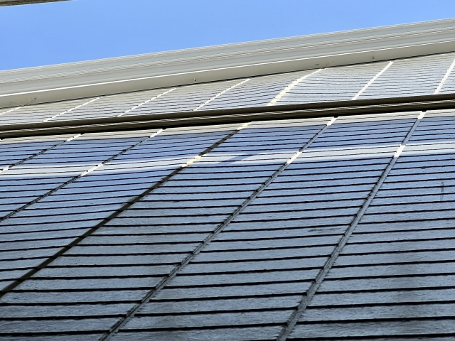 反って浮いている状態のサイディング