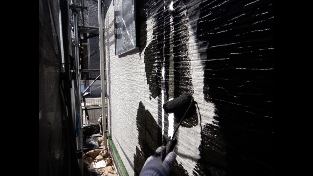 黒を使った外壁塗装の様子