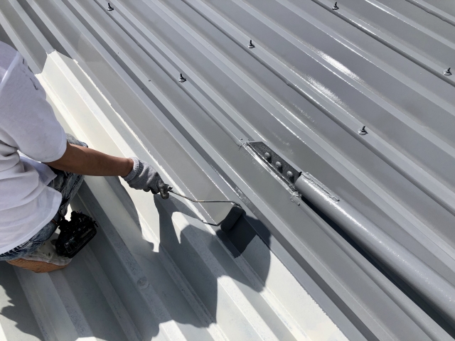 折板屋根塗装の様子