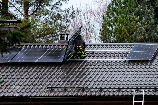 瓦屋根に太陽光パネルは設置できる？メリットと注意点を解説