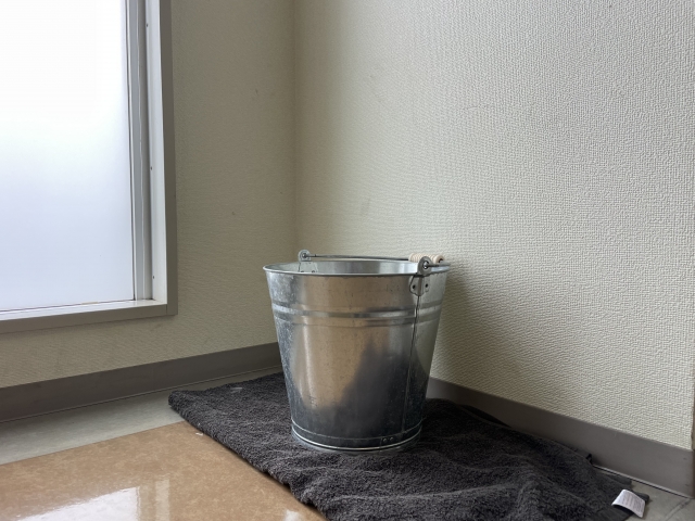 雨漏りが起きたら、水が落ちてくる場所にバケツや洗面器を設置しましょう