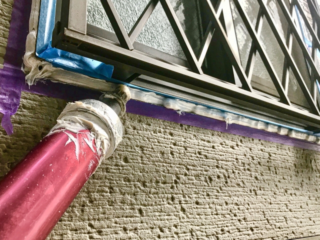 窓枠のシーリング工事の様子