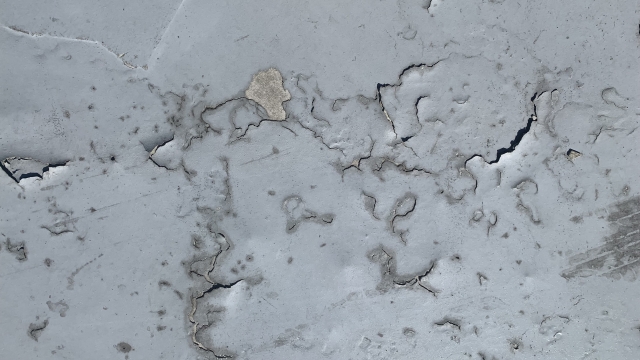 防水工事の費用に差が出る要因として、「下地補修の有無」がある