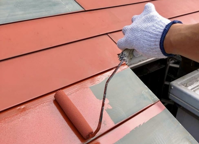 金属屋根塗装工事の様子