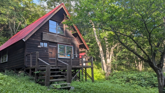 山の中に建てられた別荘のイメージ