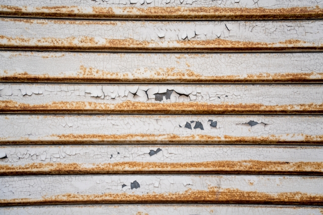 塗膜が剥がれ、錆びが発生している雨戸