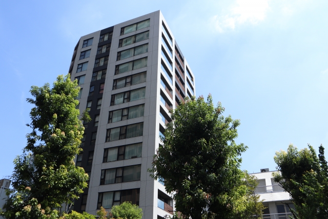 ビルは戸建て住宅と比べて建物規模が大きく、屋上やバルコニー、外壁など、雨水の影響を受けやすい部位が多い建物です