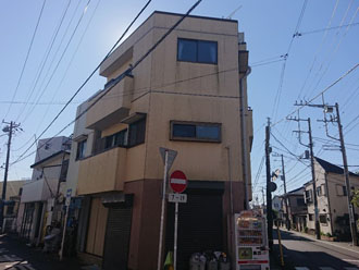 外壁塗装を行う前の3階建ての建物