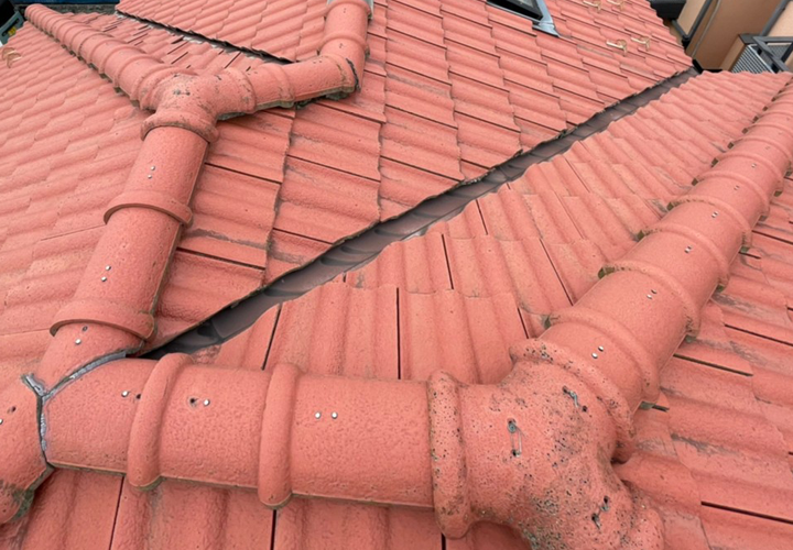セメント瓦の特徴や注意点とは？ファインパーフェクトベストを使用したセメント瓦屋根の塗装をご紹介！