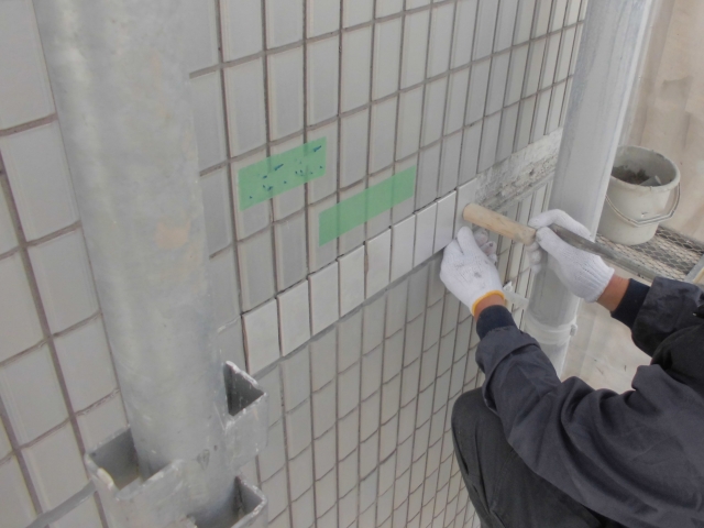 外壁タイル張り替え工事の様子