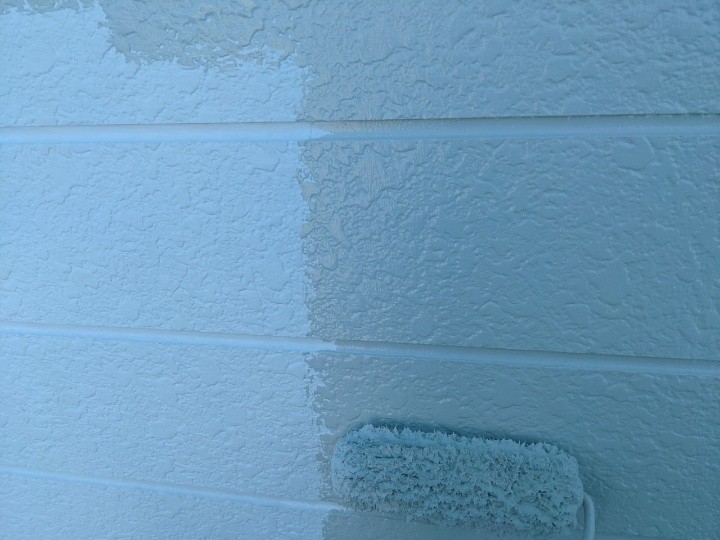 外壁の仕上げ塗装1回目