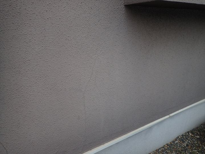 松戸市中和倉で行った外壁調査でモルタル外壁にひび割れが発生しています