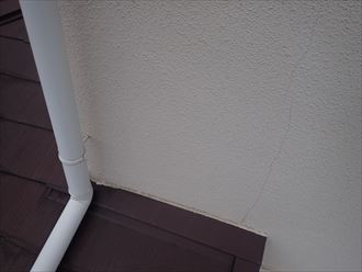 松戸市中和倉で行ったモルタル外壁調査で屋根と外壁の取合い部分にひび割れを発見