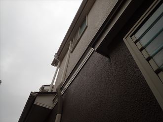 松戸市中和倉で行ったモルタル外壁調査で経年の劣化により外壁塗装が劣化し色褪せてきています