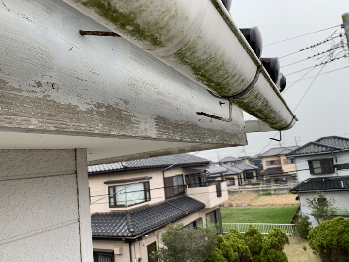 破風板と雨樋の劣化