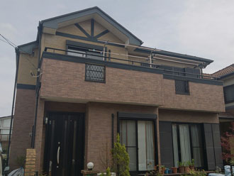 屋根塗装と外壁塗装を検討しているレンガ調の窯業系サイディング外壁の2階建て住宅