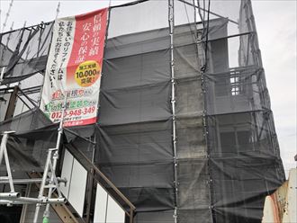 足場仮設とメッシュシート取り付け