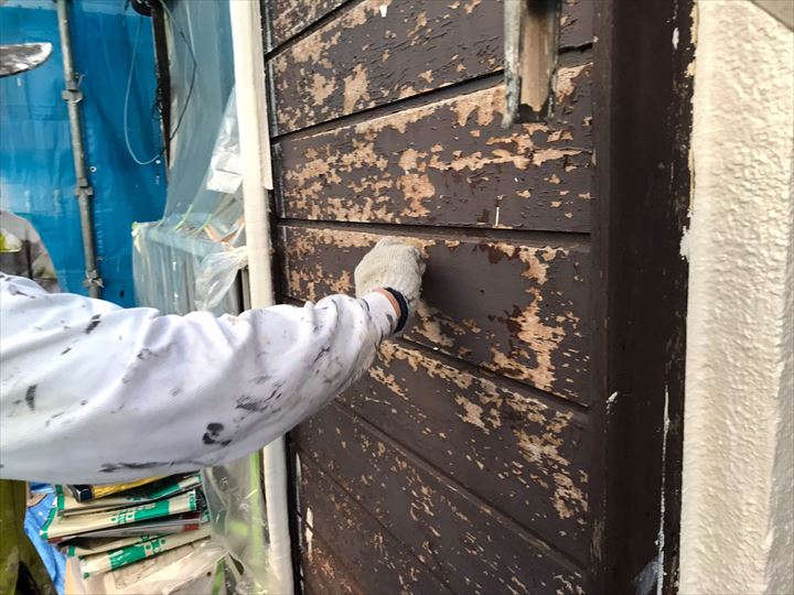 市川市新田で付帯部の塗装作業、本日は木部塗装を行っております